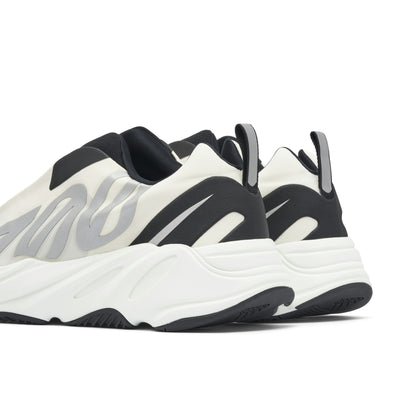 YEEZY BOOST 700 MNVN LACELESS ANALOG